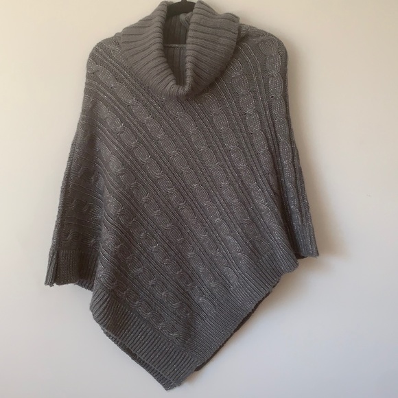 Steve Madden gray and silver sweater shawl/poncho one size fits most - Picture 1 of 4